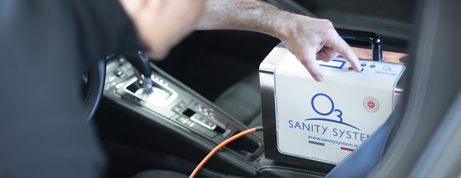 Addetto mette in funzione Sany Car all'interno di un auto