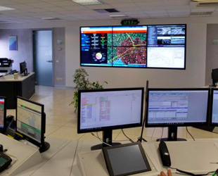 centrale operativa con grandi monitor alle pareti e sulle scrivanie