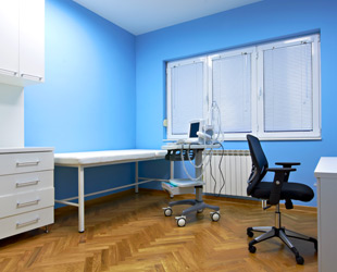 ambulatorio medico con pareti azzurre