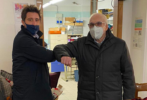 Vittorio Hans Pinto consegna i sanificatori al responsabile di Fondazione Fevoss Santa Toscana