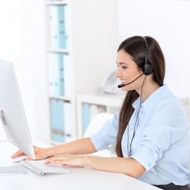 operatrice di call center davanti al pc