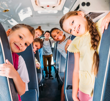 bimbi all'interno di uno scuolabus