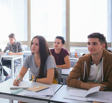 studenti scuole superiori in aula che seguono la lezione