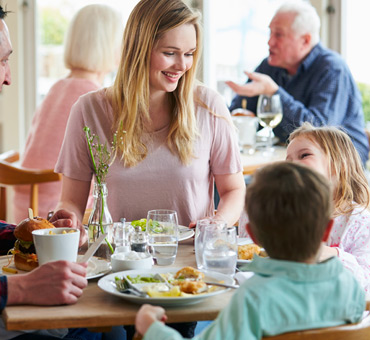 mamma, pap e bambino pranzano al ristorante 