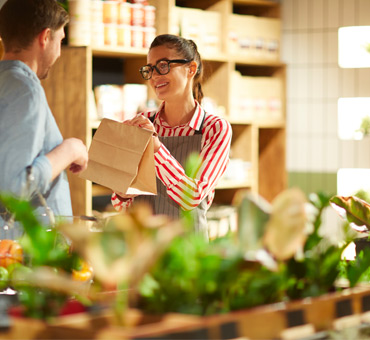 commessa di negozio ortofrutta consegna busta al cliente