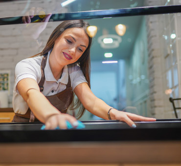 barista donna che pulisce il bancone del bar