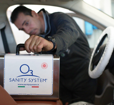 carrozziere inseriesce Sany car nell'abitacolo auto per sanificazione